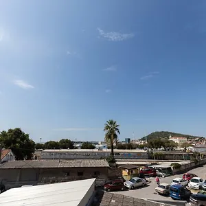 Apinelo Port Split